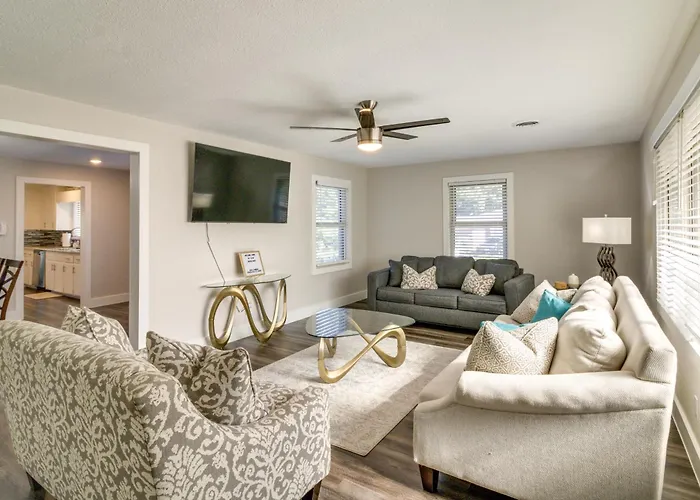W/ Patio & Games Near Dtwn Pensacola! Holiday home