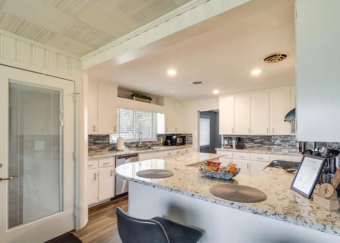 W/ Patio & Games Near Dtwn Pensacola! Pensacola