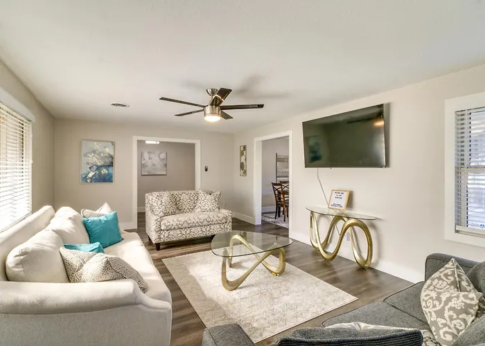 W/ Patio & Games Near Dtwn Pensacola! Holiday home