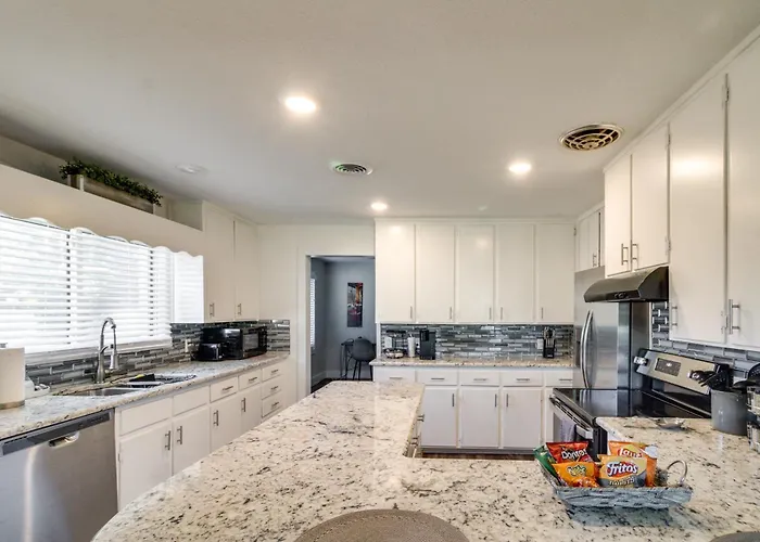 Holiday home W/ Patio & Games Near Dtwn Pensacola!