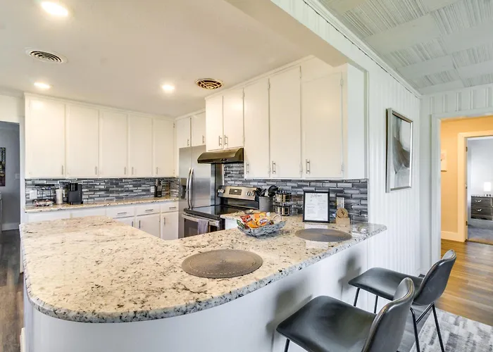 W/ Patio & Games Near Dtwn Pensacola! Holiday home Pensacola