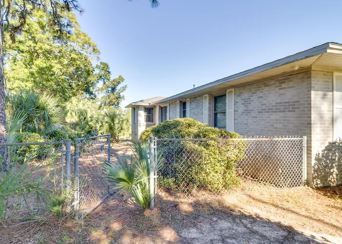 W/ Patio & Games Near Dtwn Pensacola! Holiday home *