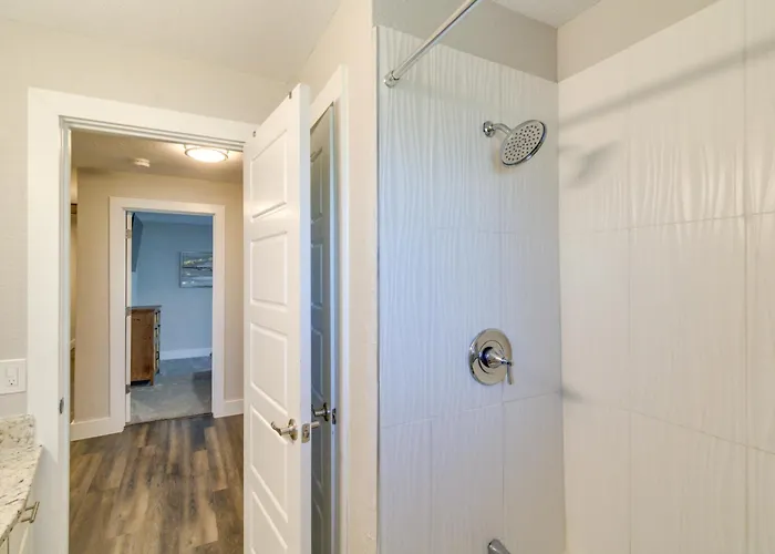 Holiday home W/ Patio & Games Near Dtwn Pensacola! *
