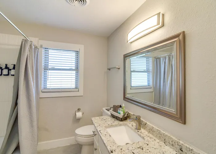 W/ Patio & Games Near Dtwn Pensacola! * Pensacola