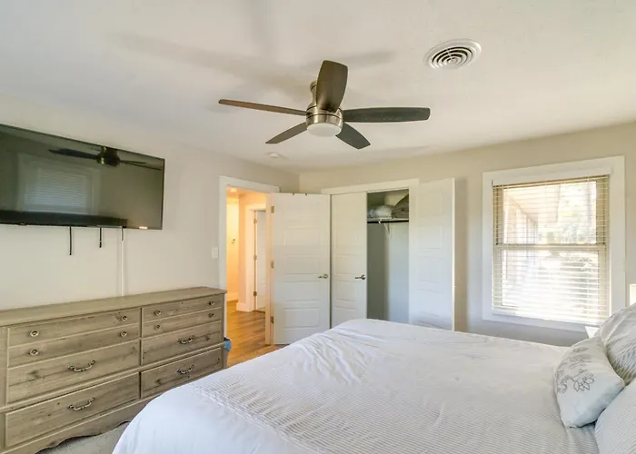 Holiday home W/ Patio & Games Near Dtwn Pensacola! *