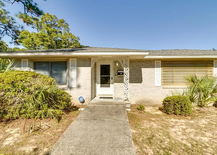 W/ Patio & Games Near Dtwn Pensacola! *